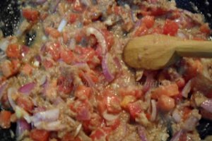 Penne cu ton, legume al dente și capere