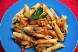 Penne cu ton, legume al dente și capere