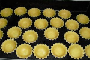 Minitarte cu crema cremsnit si fructe