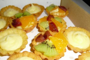 Minitarte cu crema cremsnit si fructe