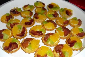 Minitarte cu crema cremsnit si fructe