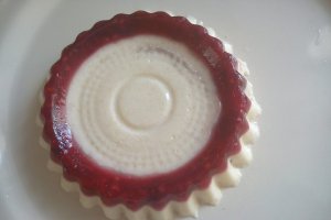 Panacotta cu zmeura si fructul pasiunii