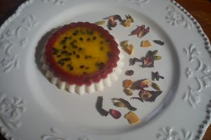 Panacotta cu zmeura si fructul pasiunii