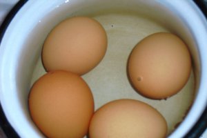 Paine cu margarina si cu ou razalit
