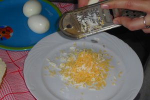 Paine cu margarina si cu ou razalit