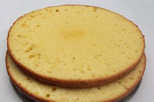 Tort cu frisca , fructe si glazura de ciocolata