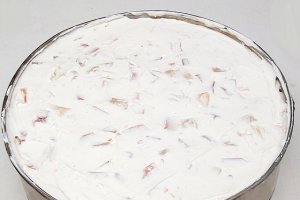 Tort cu frisca , fructe si glazura de ciocolata
