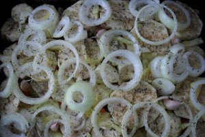 Pulpe de pui cu legume la cuptor