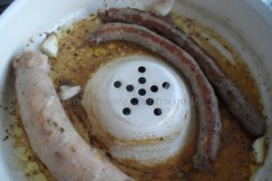 Cârnaţi de oaie şi porc & Salată de varză roşie şi gulie