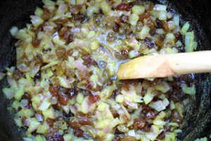 Cotlet de porc umplut cu ananas & Orez cu stafide și curry