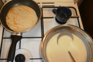 Clatite cu miere cu nuci si dulceata de mure