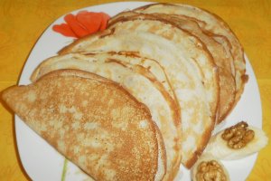 Clatite cu miere cu nuci si dulceata de mure