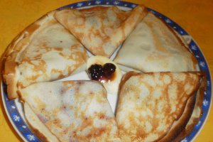 Clatite cu miere cu nuci si dulceata de mure