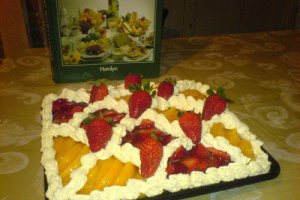 Tarta cu blat de pandispan si fructe din compot.