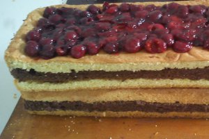 Tort cu ciocolata, alune si visine