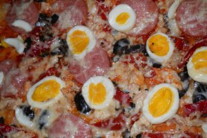 Pizza cu pui si salam