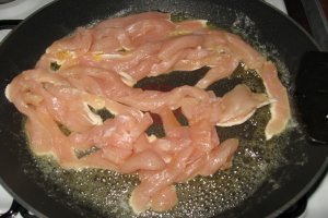 Tagliatelle cu pui si sos de branza