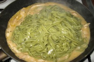 Tagliatelle cu pui si sos de branza