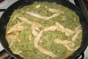 Tagliatelle cu pui si sos de branza
