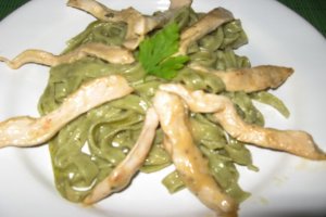 Tagliatelle cu pui si sos de branza