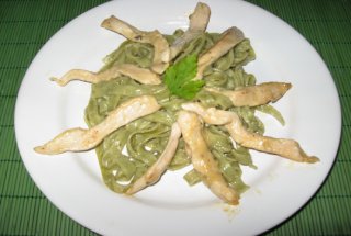 Tagliatelle cu pui si sos de branza