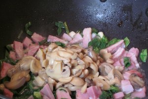 Spaghete cu bacon, ciuperci si cascaval