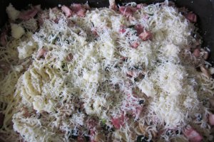 Spaghete cu bacon, ciuperci si cascaval