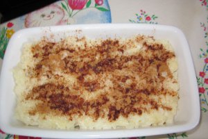Orez cu lapte, scortisoara si sirop de visine