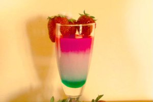 Cocktail tricolor cu capsuni