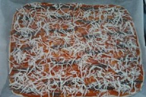Pizza cu anchoas si mozzarela
