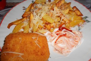 Cartofi prajiti cu cascaval si sos de smantana cu ketchup