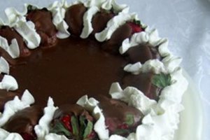 Tort cu mousse de ciocolata si crema de capsuni