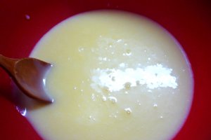 Tort cu mousse alb si fructe de padure