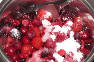 Pancakes cu ricotta si fructe de padure