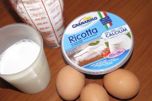 Pancakes cu ricotta si fructe de padure