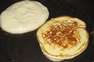 Pancakes cu ricotta si fructe de padure