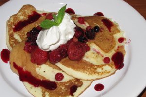 Pancakes cu ricotta si fructe de padure