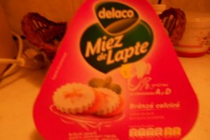 Miez de lapte cu kiwi si dulceata de visine