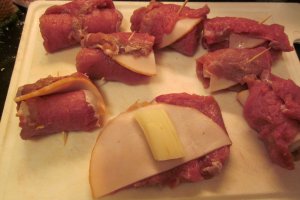 Rulouri de vitel, cu sunca de pui si sparanghel