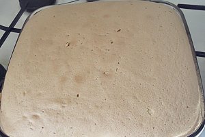 Tort cu cirese negre si glazura de ciocolata