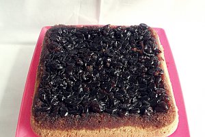 Tort cu cirese negre si glazura de ciocolata