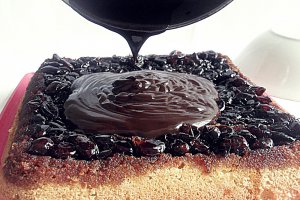 Tort cu cirese negre si glazura de ciocolata