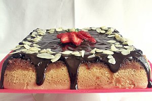 Tort cu cirese negre si glazura de ciocolata