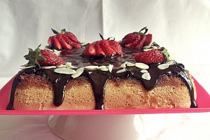 Tort cu cirese negre si glazura de ciocolata