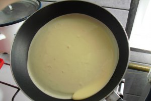 Clatite cu gem de afine si Miez de Lapte