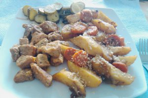 Porc dulce-picant cu cartofi la cuptor
