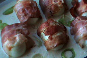 Oua cu bacon in sos de mustar