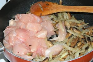 Paste cu piept de pui si sos de smantana