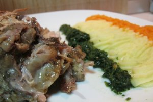 Friptura de miel cu plante aromate si piure in trei culori