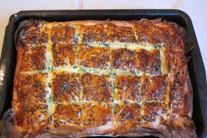 Placinta cu miez de lapte, ceapa si usturoi verde